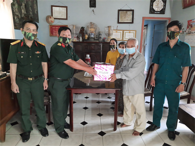 LLVT huyện Bình Chánh tặng quà gia đình chính sách nhân kỷ niệm 45 năm Ngày Giải phóng miền Nam
