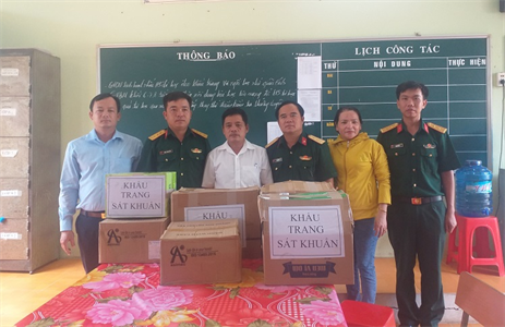 Ban CHQS  huyện Vĩnh Hưng, tỉnh Long An tặng quà học sinh nghèo và khẩu trang cho các điểm trường
