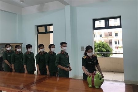 Nữ tân binh nuôi heo đất giúp đỡ đồng đội có hoàn cảnh khó khăn