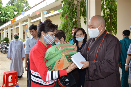 Tỉnh Bình Phước thăm, tặng quà đối tượng khó khăn bị ảnh hưởng dịch Covid – 19