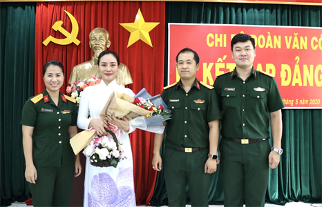 Chi bộ Đoàn Văn công kết nạp đảng viên