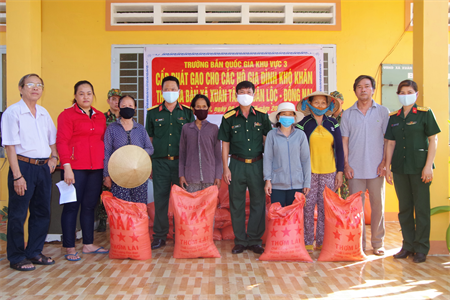Trường bắn Quốc gia khu vực 3 tặng 1 tấn gạo cho gia đình khó khăn do ảnh hưởng dịch Covid-19