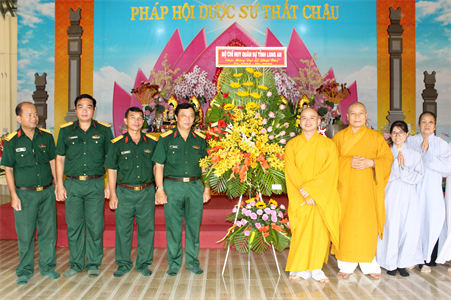 Bộ CHQS tỉnh Long An thăm, tặng quà Chùa Ân Thọ nhân dịp Đại lễ Phật Đản