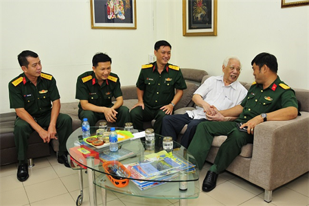 Bộ Tư lệnh TP. Hồ Chí Minh thăm, tặng quà các cựu chiến binh tham gia chiến dịch Điện Biên Phủ