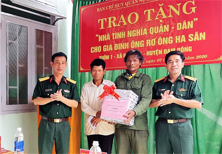 Trao nhà tình nghĩa quân - dân cho gia đình khó khăn ở huyện Đam Rông, tỉnh Lâm Đồng