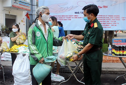 Ấm lòng phiên chợ “Chia sẻ yêu thương – Giá 0 đồng”