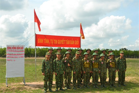 Tháng 5, nhiều hoa nở dưới chân núi Bà Đen