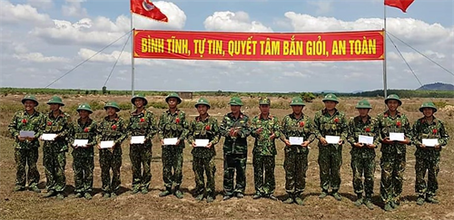 Tỉnh Đồng Nai kiểm tra chiến sĩ mới bắn súng tiểu liên AK bài 1 và đánh thuốc nổ