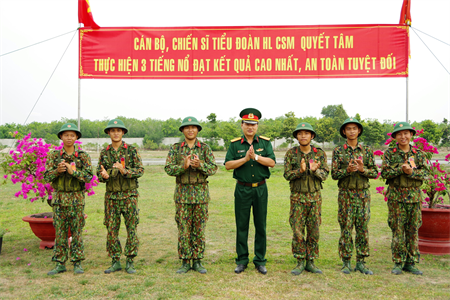 Sư đoàn 5 kiểm tra bắn đạn thật súng tiểu liên AK, đánh thuốc nổ và ném lựu đạn