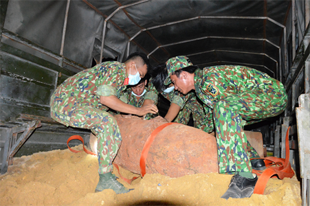 Công binh tỉnh Bình Phước thu gom, xử lý vật liệu nổ