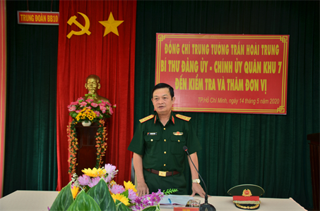 Chính ủy Quân khu 7 kiểm tra Trung đoàn 10