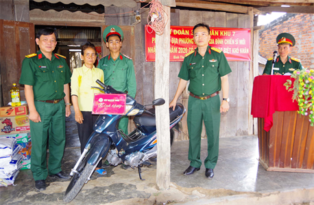 Thăm, tặng quà quân nhân có hoàn cảnh khó khăn