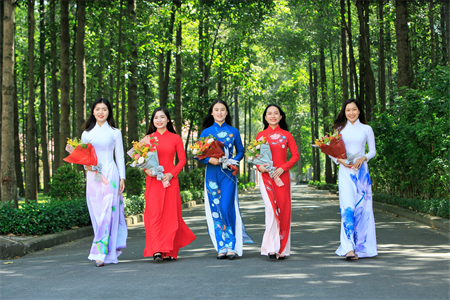 Tự hào được sống trong thời đại Hồ Chí Minh