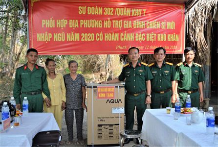 Sư đoàn 302 tặng quà gia đình chiến sĩ mới đặc biệt khó khăn