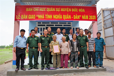 Ban Chỉ huy Quân sự huyện Đức Hòa trao nhà tình nghĩa quân - dân