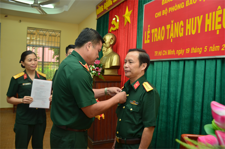 Đại tá Vũ Khắc Tuấn nhận Huy hiệu 30 năm tuổi Đảng