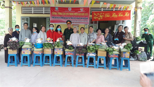 Trung đoàn 271 trao tặng 100 phần quà cho bà con dân tộc thiểu số