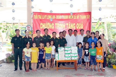 Đoàn thanh niên LLVT tỉnh Long An: Thăm tặng quà cho các gia đình chính sách, học sinh nghèo hiếu học