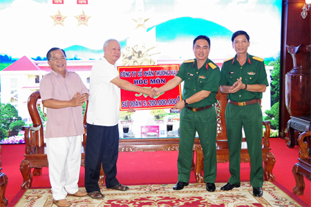 Công ty cổ phần Hóc Môn và Ban quản lý chợ đầu mối nông sản thực phẩm Hóc Môn thăm, tặng quà Sư đoàn 5