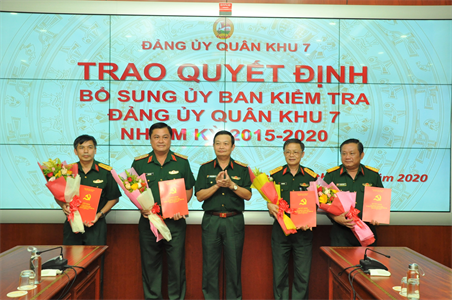 Đảng ủy Quân khu 7 trao quyết định bổ sung Ủy ban Kiểm tra Đảng ủy Quân khu