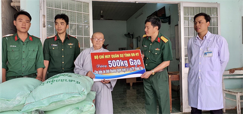 Bộ CHQS tỉnh Bà Rịa-Vũng Tàu tặng gạo cho Bếp ăn “Tình thương”