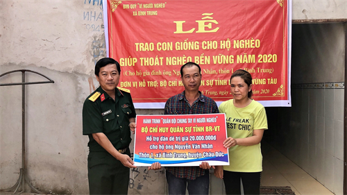 Bộ CHQS tỉnh Bà Rịa - Vũng Tàu tặng con giống cho gia đình đặc biệt khó khăn