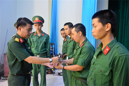 Thăm, tặng quà, động viên chiến sĩ mới đang huấn luyện tại các đơn vị