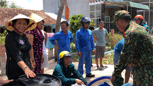 Bộ CHQS tỉnh Bà Rịa-Vũng Tàu cấp nước sạch miễn phí cho người dân xã Bình Châu