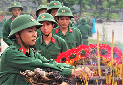 Ban CHQS huyện Côn Đảo giáo dục truyền thống cho chiến sĩ mới nhận nhiệm vụ