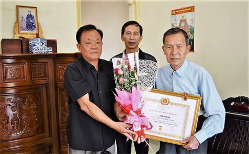 Trao Huy hiệu 55 năm tuổi Đảng cho Anh hùng LLVT Ngô Xuân Đệ