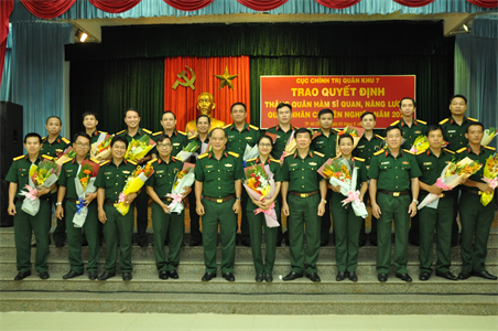 Cục Chính trị Quân khu 7 trao quyết định thăng quân hàm sĩ quan, nâng lương QNCN năm 2020