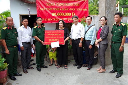 Bộ CHQS tỉnh Long An trao kinh phí xây dựng nhà tình nghĩa quân - dân