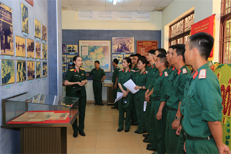 Hạ sĩ quan - chiến sĩ Cục Chính trị Quân khu 7 tham quan Bảo tàng miền Đông Nam Bộ