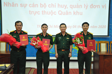 Quân khu trao quyết định bổ nhiệm cán bộ chỉ huy, quản lý đơn vị trực thuộc Quân khu