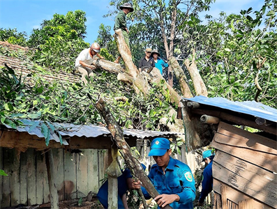 LLVT huyện Đạ Tẻh (Lâm Đồng) giúp dân khắc phục hậu quả sau lốc xoáy