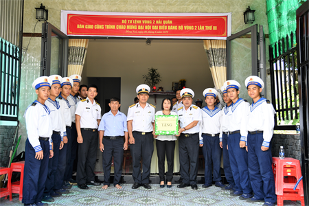Bộ Tư lệnh Vùng 2 Hải quân bàn giao 2 nhà đồng đội