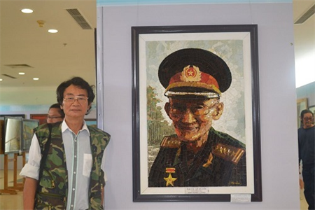 Họa sĩ vẽ tranh gốm “Bộ đội Cụ Hồ”