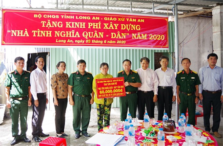Bộ CHQS tỉnh Long An trao kinh phí giúp đỡ giáo dân