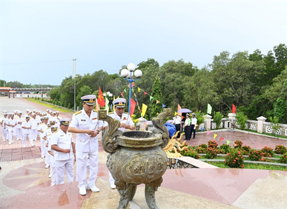 Vùng 2 Hải quân viếng, dâng hương anh hùng liệt sĩ “Đoàn tàu không số”