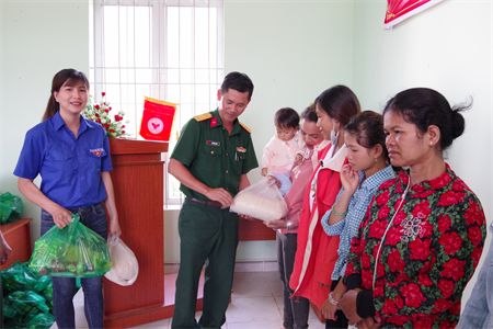 Đoàn KT-QP Lâm Đồng khám bệnh, cấp phát thuốc cho Nhân dân vùng dự án