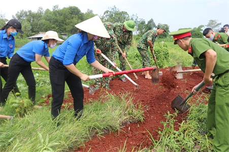 Bộ CHQS tỉnh Đồng Nai ra quân thực hiện công tác dân vận tại xã Suối Cát, huyện Xuân Lộc