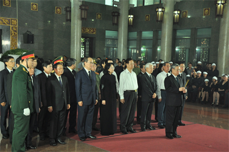 Lãnh đạo Đảng, Nhà nước và Quân khu 7 viếng đồng chí Trần Quốc Hương