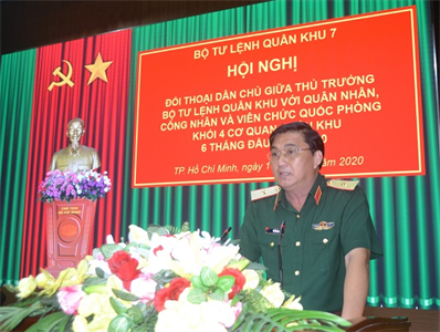 Thủ trưởng Bộ Tư lệnh Quân khu đối thoại dân chủ với khối cơ quan Quân khu