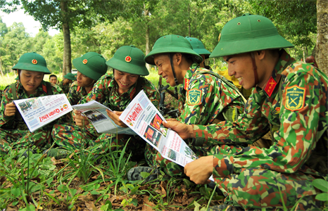 Đọc báo, nghe đài, xem truyền hình món ăn tinh thần của bộ đội