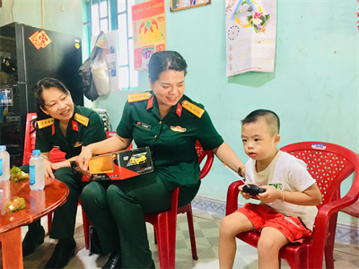 Hội Phụ nữ Bộ Tư lệnh Thành phố thăm, tặng quà các cháu thiếu nhi bị bệnh hiểm nghèo