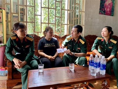 Bộ CHQS tỉnh BR - VT tặng quà cho gia đình quân nhân có hoàn cảnh khó khăn