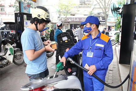 Giá xăng tiếp tục tăng, lên mức gần 15.000 đồng/lít