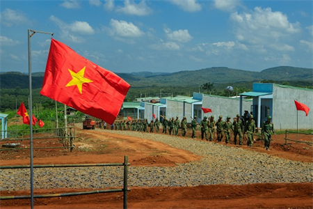 Hai Căn thay áo mới