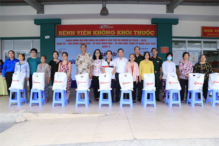 Bệnh viện Quân y 7A phối hợp khám bệnh, tặng quà cho người dân trên địa bàn Quận 5