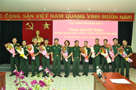 Cục Chính trị Quân khu 7 trao quyết định thăng quân hàm, nâng lương sĩ quan năm 2020